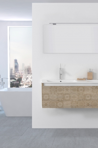 <p>
	Pack formado por mueble de 120 cm realizado en material laminado con frontal decorado mediante técnica láser. Cajón totalmente extraible y cierre soft-closing. Incluye lavabo cerámico de color blanco con dos senos, espejo y foco iluminación LED de 100cm. Fabricado en España.</p>
