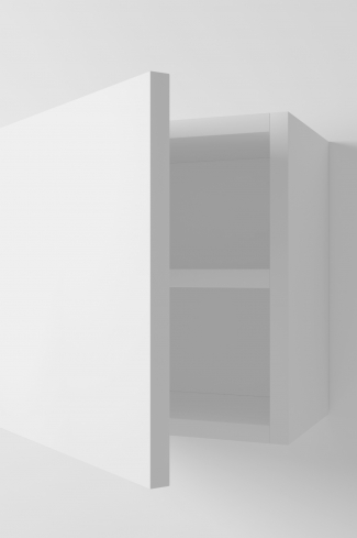 <p>
	Complemento de baño de 35x35 realizado en tablero laminado de 19 mm con una puerta cierre amortiguado suave. Incluye una estantería interior. Bisagras con cierre softclosing testadas a 80.000 ciclos regulables en los tres ejes. Colgadores a pared capaces de soportar hasta 30 Kg por colgador. Cantos realizados en PVC de 1 mm. Fabricado en España.Made in Spain.</p>
