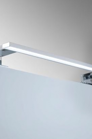 <p>
	Iluminación  mediante sistema LED  de 60 cm de longitud con Pot: 9,6 W. Acabado color cromo</p>

