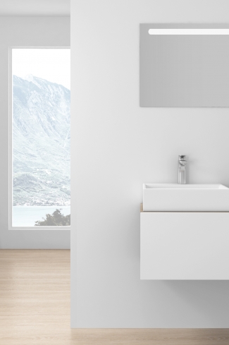 <p>
	Pack compuesto por mueble de baño realizado en material laminado, formado por una puerta blanco mate y un espacio decorativo. Bisagras con cierre softclosing testadas a 80.000 ciclos regulables en los tres ejes. Colgadores a pared capaces de soportar hasta 30 Kg por colgador. Cantos realizados en PVC de 1mm. Incluye lavabo sobreencimera y espejo con iluminación LED. Fabricado en España</p>
