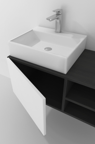 <p>
	Pack compuesto por mueble de baño realizado en material laminado, formado por dos puertas blanco mate y un espacio decorativo. Bisagras con cierre softclosing testadas a 80.000 ciclos regulables en los tres ejes. Colgadores a pared capaces de soportar hasta 30 Kg por colgador. Cantos realizados en PVC de 1mm. Incluye dos lavabos sobreencimera y espejo con iluminación LED. Fabricado en España</p>
