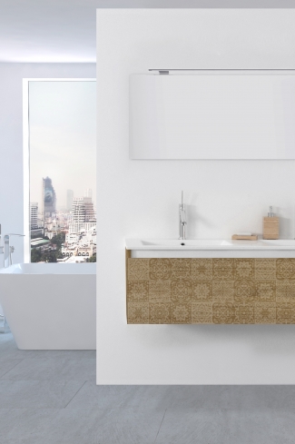 <p>
	Pack formado por mueble de 120 cm realizado en material laminado con frontal decorado mediante técnica láser. Cajón totalmente extraible y cierre soft-closing. Incluye lavabo cerámico de color blanco con dos senos, espejo y foco iluminación LED de 100cm. Fabricado en España.</p>

