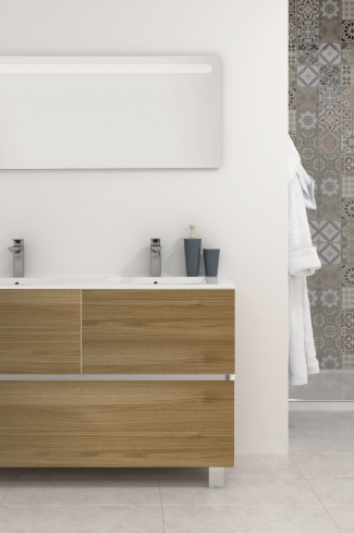 <p>
	Pack compuesto por mueble de baño realizado en material laminado, formado por dos puertas y un cajón inferior. Bisagras con cierre softclosing testadas a 80.000 ciclos regulables en los tres ejes. Colgadores a pared capaces de soportar hasta 30 Kg por colgador. Patas aluminio acabado cromo brillo. Cantos realizados en PVC de 1mm. Incluye lavabo cerámica y espejo con iluminación LED. Fabricado en España</p>
