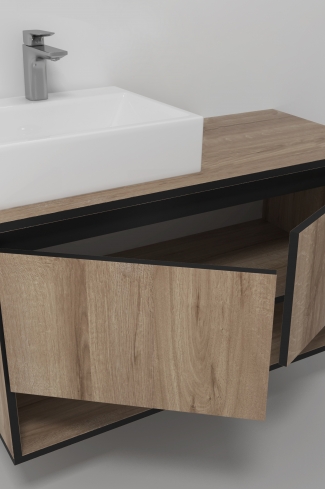 <p>
	Pack compuesto por mueble de baño realizado en material laminado, formado por dos puertas y un espacio decorativo inferior, cantos en negro. Bisagras con cierre softclosing testadas a 80.000 ciclos regulables en los tres ejes. Colgadores a pared capaces de soportar hasta 30 Kg por colgador. Cantos realizados en PVC de 1mm. Incluye lavabo sobreencimera, espejo y foco iluminación LED. Fabricado en España</p>

