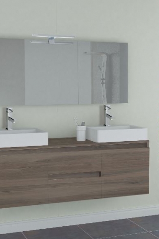 <p>
	Pack formado por mueble de 120 cm realizado en tablero de partículas laminado de 19 mm. Dos cajones y dos puertas de gran capacidad. Cajones y puertas con cierre soft-closing. Tirador integrado en el mueble. Lavabos cerámico sobreencimera de color blanco y  espejo liso de dimensiones 120x75cm con iluminación LED IP44-4,8W con driver interno y de color cromado. Fabricado en España.</p>
