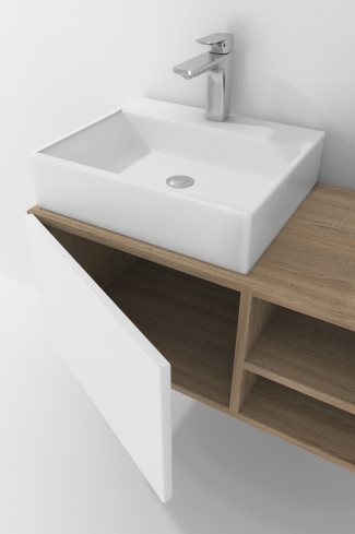 <p>
	Pack compuesto por mueble de baño realizado en material laminado, formado por una puerta blanco mate y un espacio decorativo. Bisagras con cierre softclosing testadas a 80.000 ciclos regulables en los tres ejes. Colgadores a pared capaces de soportar hasta 30 Kg por colgador. Cantos realizados en PVC de 1mm. Incluye lavabo sobreencimera y espejo con iluminación LED. Fabricado en España</p>

