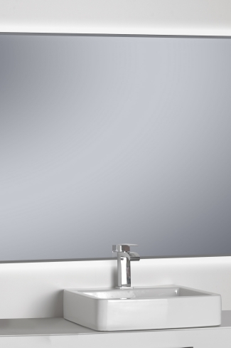 <div>
	Espejo de baño con marco  4 lados en termoplastico de 22 mm blanco.Espejo al aire. Aplicación barniz de seguridad contra rotura cristal. Tira led 9,6W/m IP65 - 5500ºk</div>
<div>
	Colgadores e instruciones incluidos dentro del embalaje. Con sistema antivaho y sensor de movimiento para el encendido de la luz.</div>
