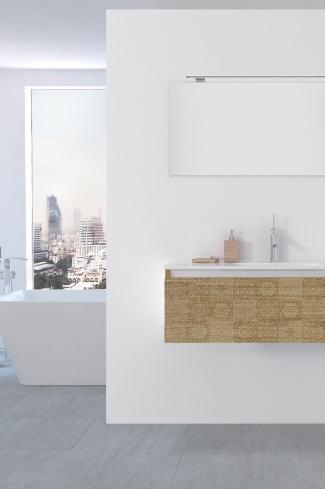<p>
	Pack formado por mueble de 100 cm realizado en material laminado con frontal decorado mediante técnica láser. Cajón totalmente extraible y cierre soft-closing. Incluye lavabo cerámico de color blanco, espejo y foco iluminación LED de 80cm. Fabricado en España.</p>
