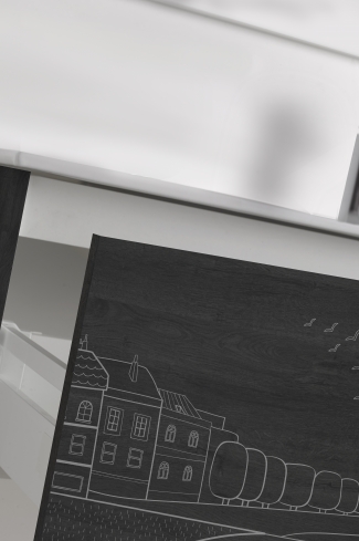 <p>
	Pack formado por mueble de 90 cm realizado en material laminado acabado madera con frontal decorado mediante técnica láser. Cajón totalmente extraible y cierre soft-closing. Incluye lavabo cerámico de color blanco, espejo liso  y un foco iluminación LED de 80cm. Fabricado en España.</p>
