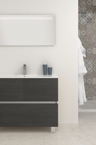 <p>
	Pack compuesto por mueble de baño realizado en material laminado, formado por dos puertas y un cajón inferior. Bisagras con cierre softclosing testadas a 80.000 ciclos regulables en los tres ejes. Colgadores a pared capaces de soportar hasta 30 Kg por colgador. Patas aluminio acabado cromo brillo. Cantos realizados en PVC de 1mm. Incluye lavabo cerámica y espejo con iluminación LED. Fabricado en España</p>
