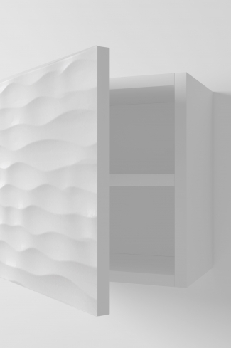 <p>
	Complemento de baño de 35x35 realizado en material DM con puerta mecanizada con relieve y acabado lacado alto brillo pulido. Incluye una estantería interior. Bisagras con cierre softclosing testadas a 80.000 ciclos regulables en los tres ejes. Colgadores a pared capaces de soportar hasta 30 Kg por colgador. Cantos realizados en PVC de 1 mm. Fabricado en España.Made in Spain</p>
