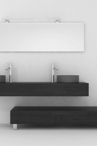 <p>
	Pack compuesto por dos muebles de baño realizados en tablero de partículas laminado de 19mm. Un mueble suspendido con un cajón con cierre suave y otro módulo con patas y tres cajones con cierre suave. Colgadores a pared capaces de soportar hasta 30 Kg por colgador. Cantos realizados en PVC de 1 mm. Dos lavabos sobreencimera a juego, espejo liso con foco iluminación LED de 100 cm de 9,6 W con 600 lumenes y temperatura de color de 6000 K LED incluidos. Fabricado en España. Grifo no incluido. </p>
