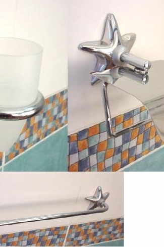 <p>
	.Pack accesorios de baño formado por toallero de aro, portarrollos, una percha y toallero de barra. Color cromo</p>
