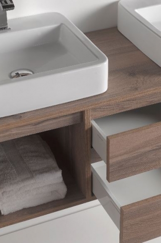 <p>
	Pack formado por mueble de 120 cm realizado en tablero de partículas laminado de 19 mm. Dos cajones y dos puertas de gran capacidad. Cajones y puertas con cierre soft-closing. Tirador integrado en el mueble. Lavabos cerámico sobreencimera de color blanco y  espejo liso de dimensiones 120x75cm con iluminación LED IP44-4,8W con driver interno y de color cromado. Fabricado en España.</p>
